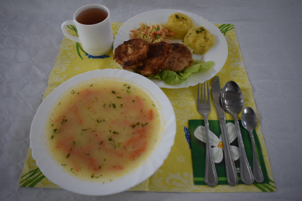 sznycle, ziemniaki, zupa, surówka