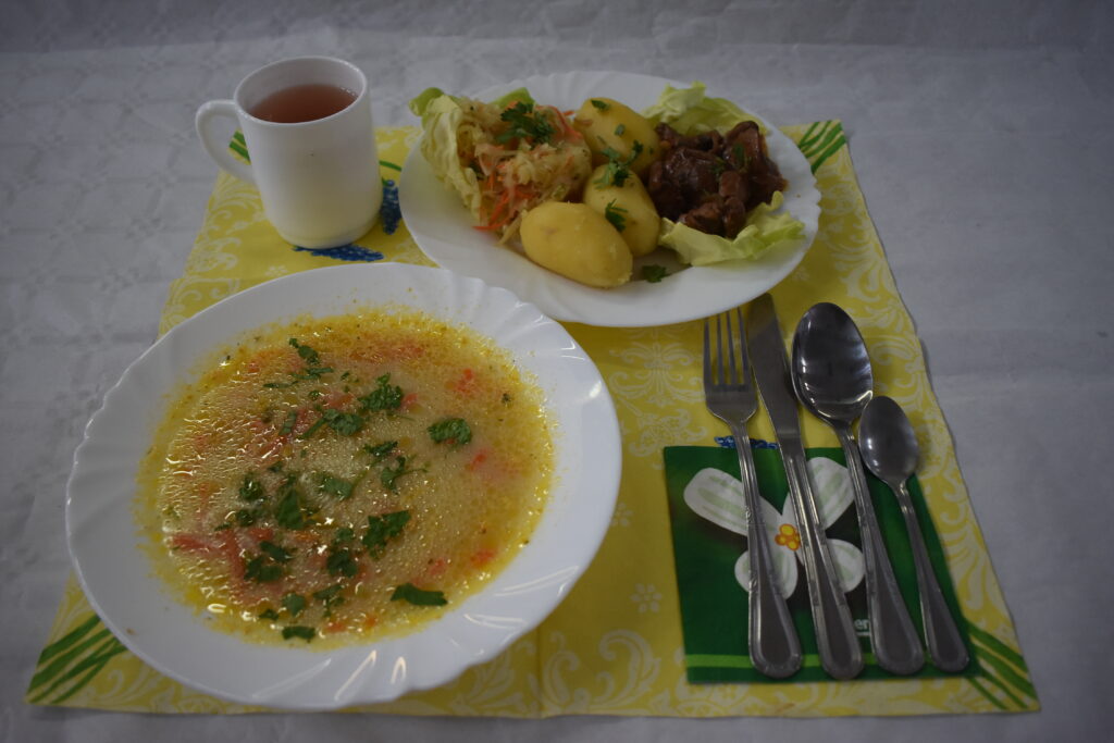 zupa, ziemniaki, surówka, wątróbka