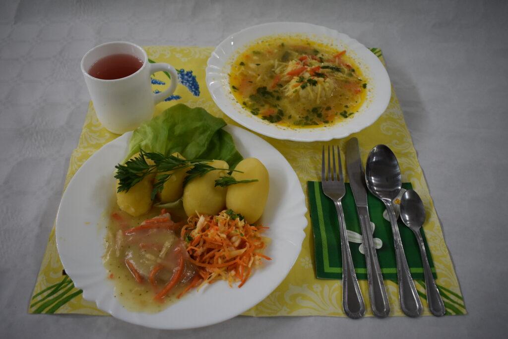ziemniaki, surówka, salata, zupa