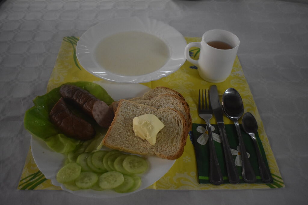 kiełbasa, ogórek, chleb