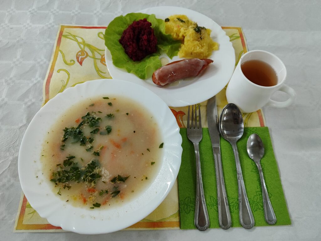 Kiełbasa, ziemniaki, buraczki