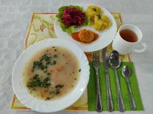 ziemniaki, surówka, mięso z sosem