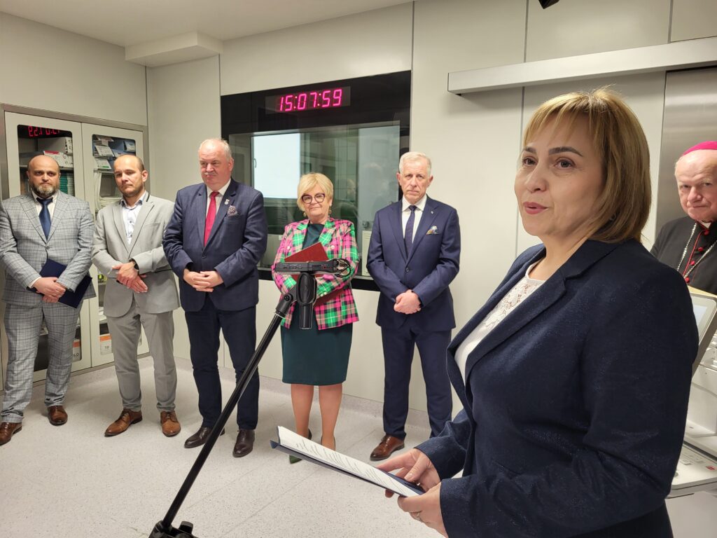 przemawia dyrektorka, obok niej zaproszeni goście