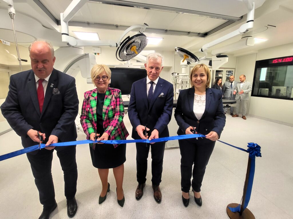 wstęgę przecinają: dyrektorka, kierownik oddziału, wojewoda, wicemarszałek