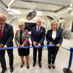 wstęgę przecinają: dyrektorka, kierownik oddziału, wojewoda, wicemarszałek