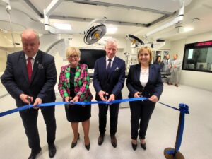 wstęgę przecinają: dyrektorka, kierownik oddziału, wojewoda, wicemarszałek