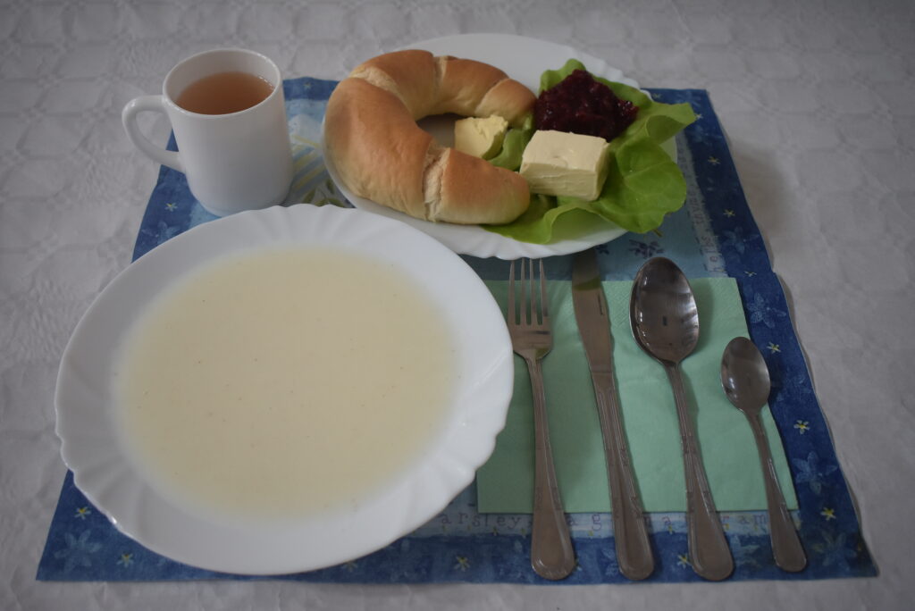 zupa mleczna, rogalik, sałata