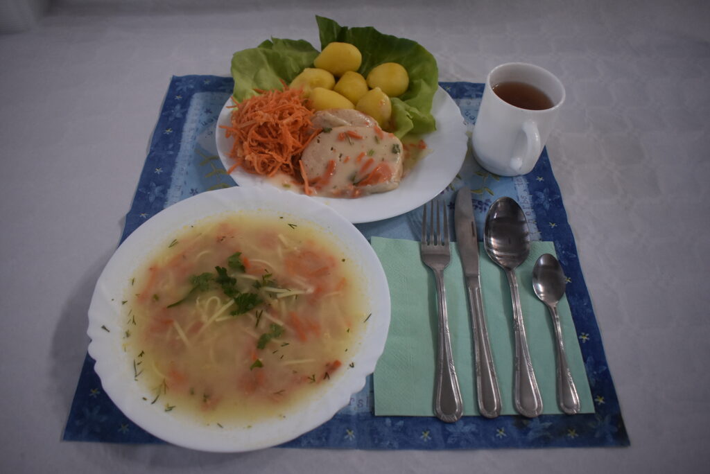ziemniaki, surówka, zupa