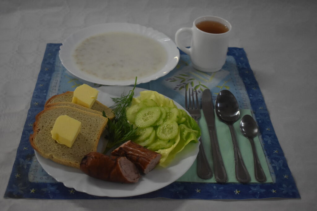 ogórek, kiełbasa, masło, chleb