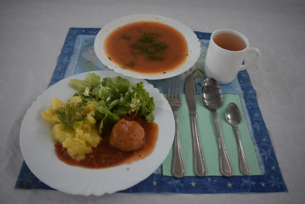 klopsik, surówka, zupa