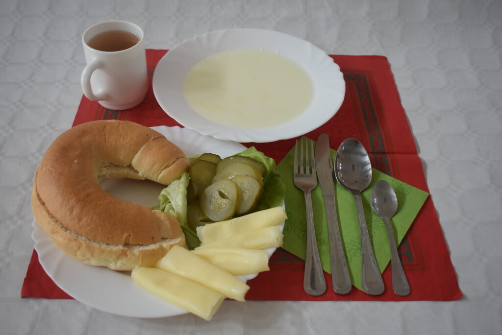 rogalik, ogórek, ser, zupa mleczna