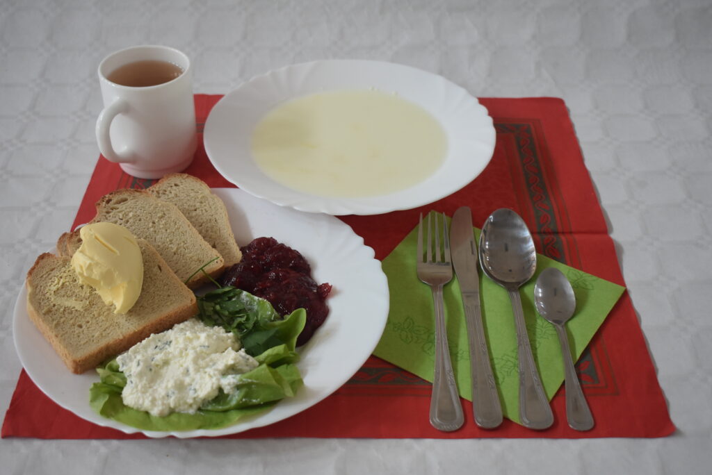 zupa mleczna, twaróg, chleb