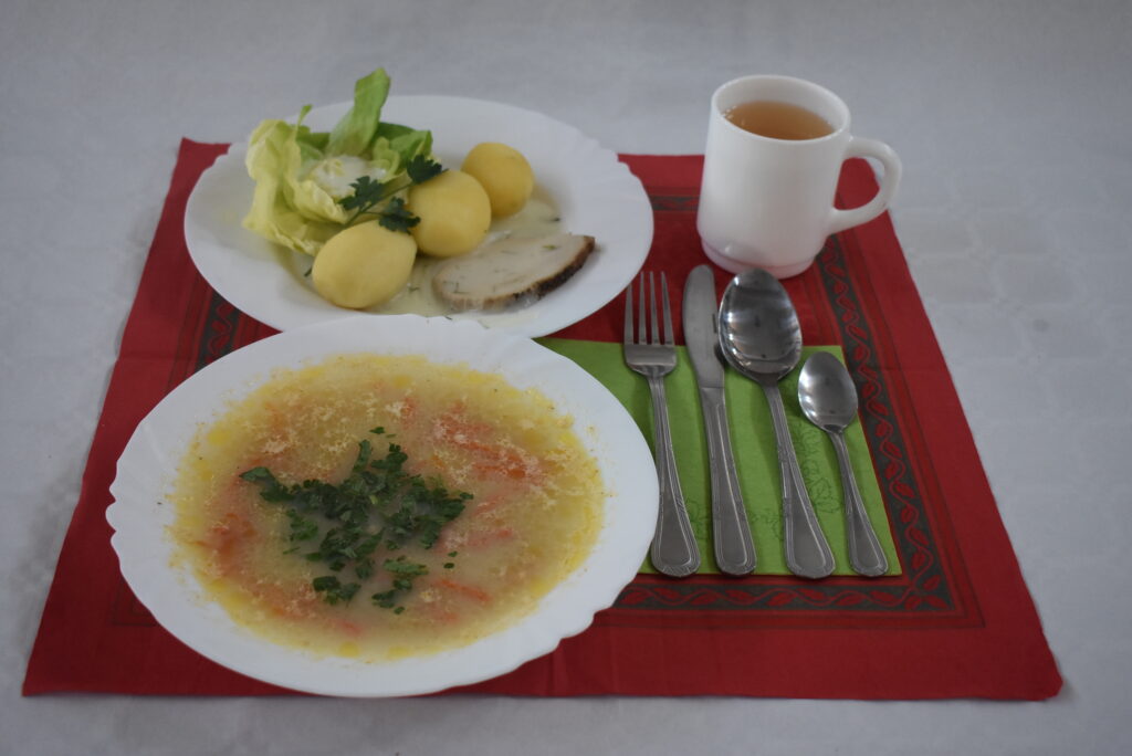 mięso duszone, ziemniaki, zupa