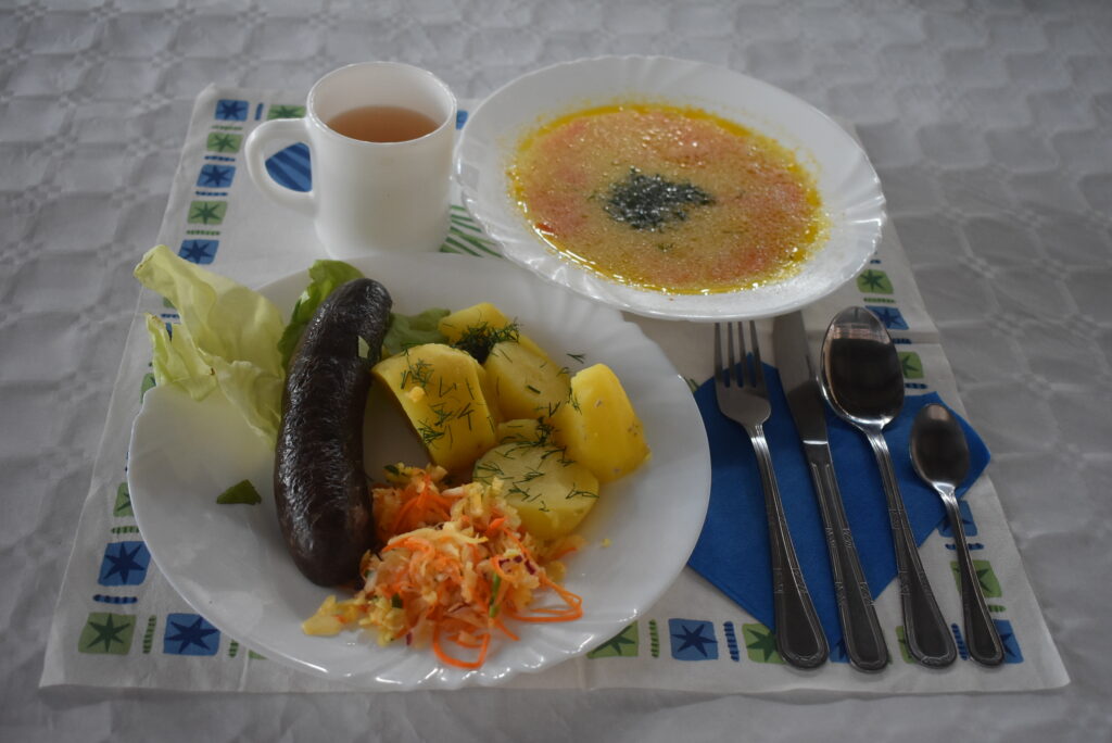 kaszanka, ziemniaki, zupa, surówka