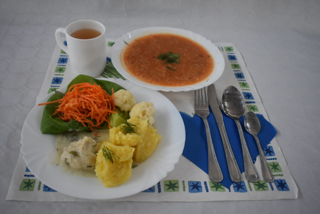 ziemniaki, surówka, zupa pomidorowa
