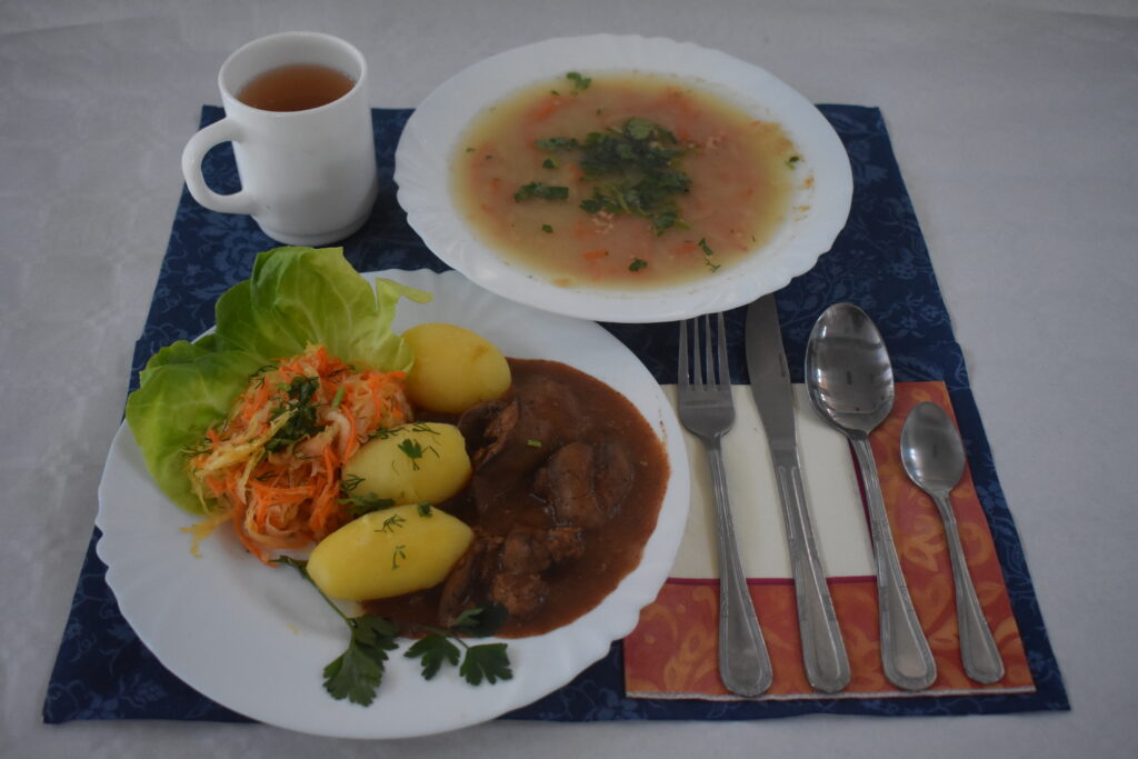 zupa, ziemniaki, surówka