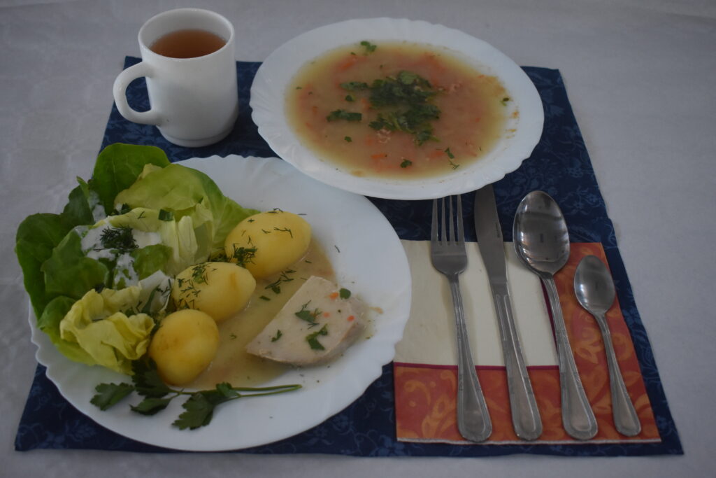 ziemniaki, sałatka, zupa, mięso