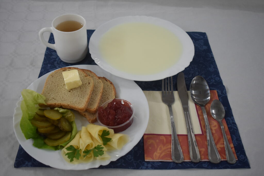 zupa mleczna, pieczywo, ser żółty, marmolada