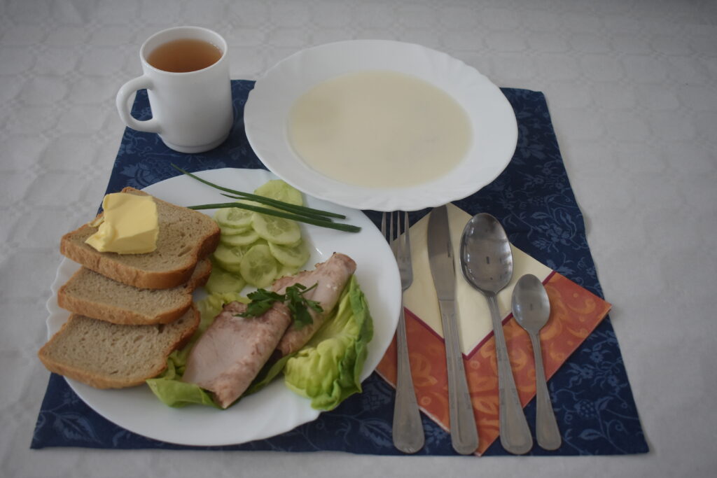 zupa mleczna, szynka, masło, ogórek