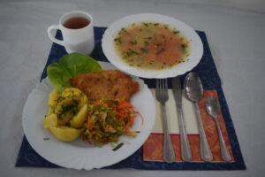 kotlet, ziemniaki, surówka, zupa