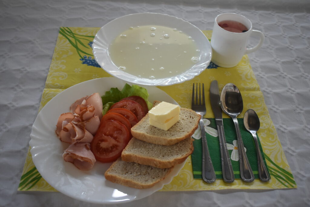 pomidor, chleb, masło, wędlina