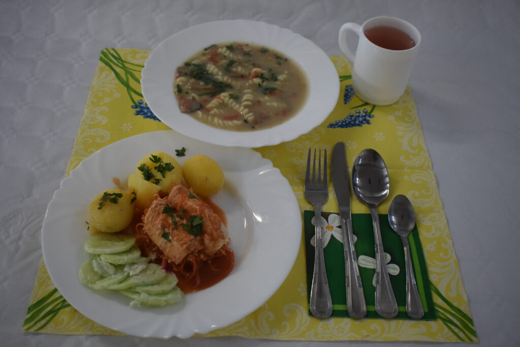 zupa z makaronem, ziemniaki, ogórek