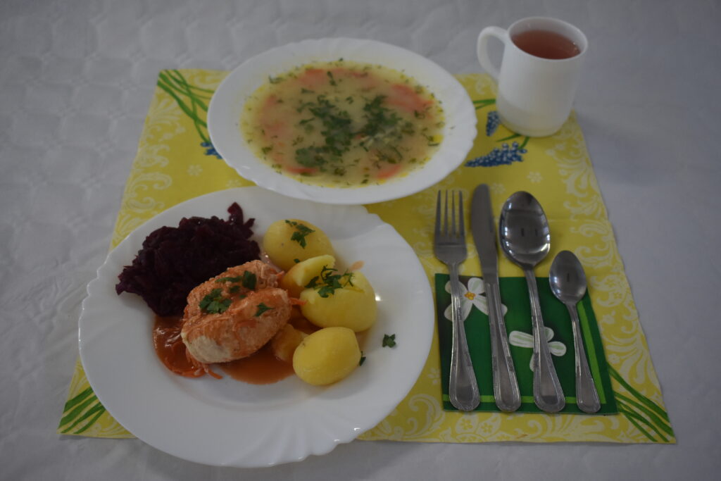 ziemniaki, buraczki, klops