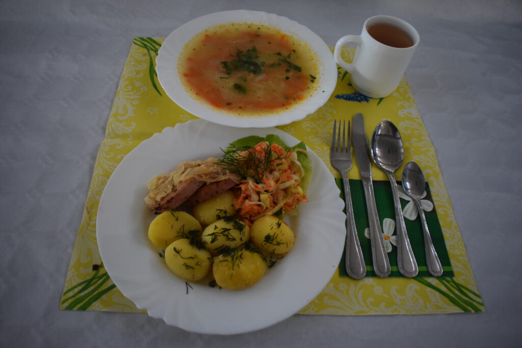 surówka, ziemniaki, zupa jarzynowa