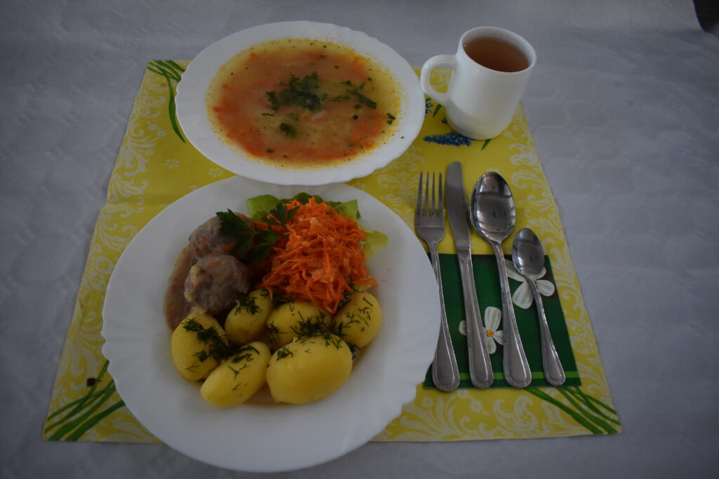 surówka z marchwi, ziemniaki, zupa