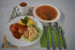 zupa, ziemniaki, klopsiki w sosie, sałatka, kompot