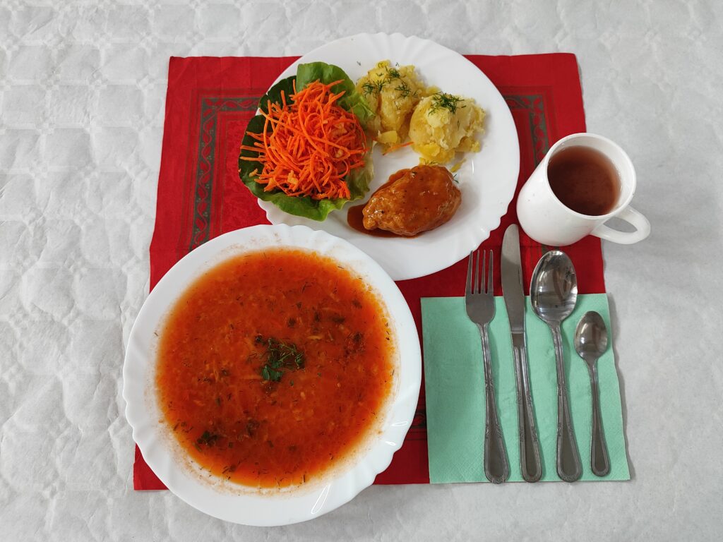 kotlet mielony, ziemniaki, surówka