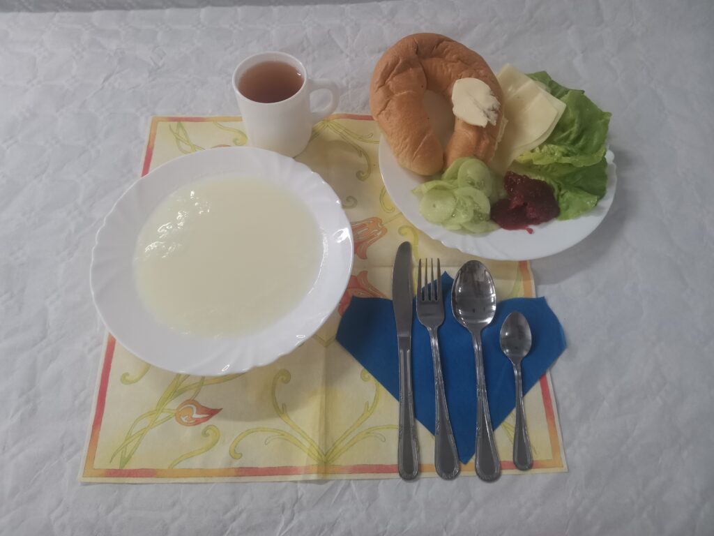 rogal, ogórek, masło, zupa mleczna