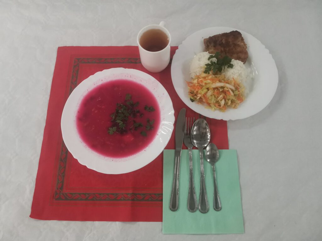 barszcz, surówka, ryż, mięso