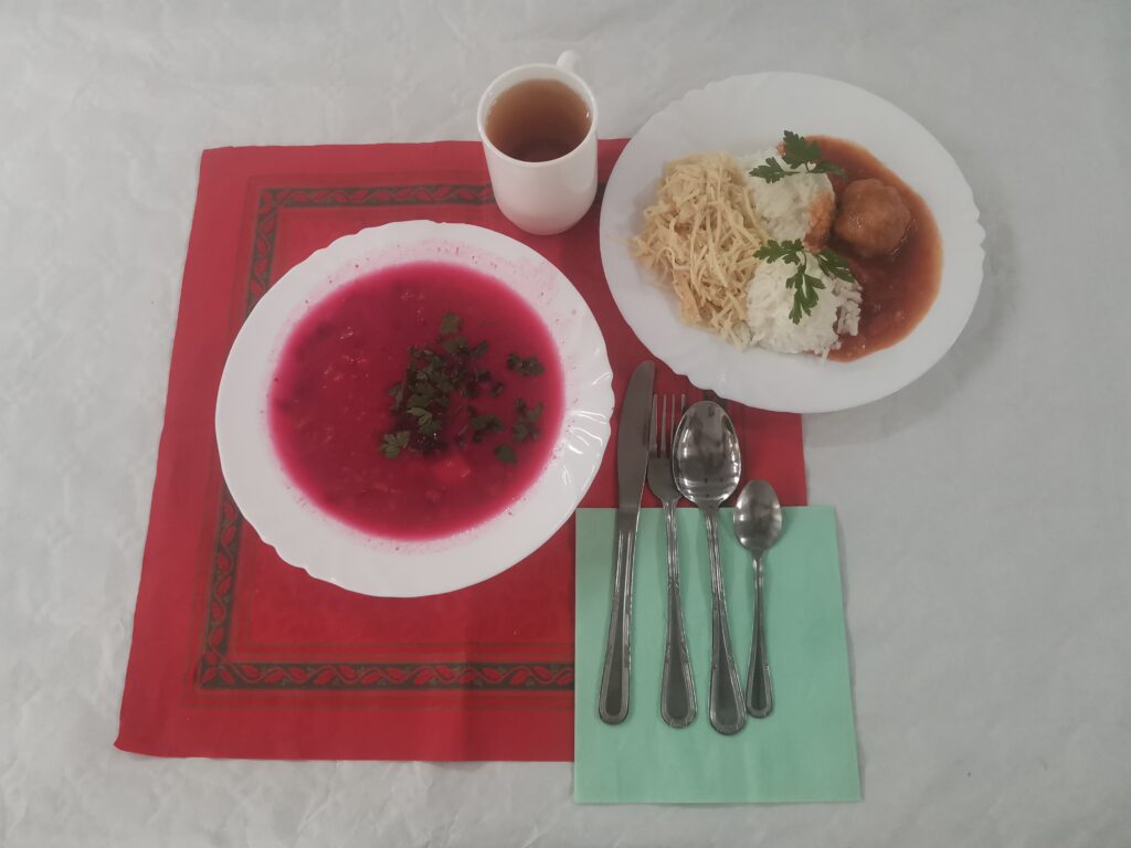 barszcz czerwony, surówka, ryż