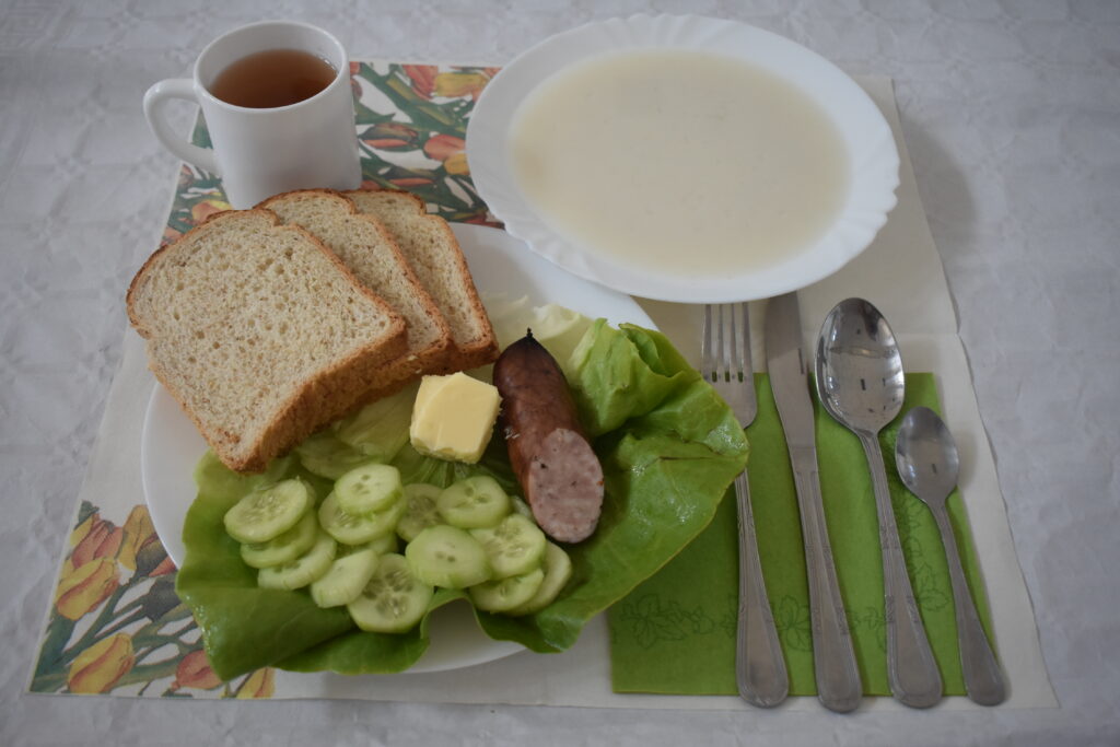 ogórek, kiełbasa, chleb, zupa mleczna