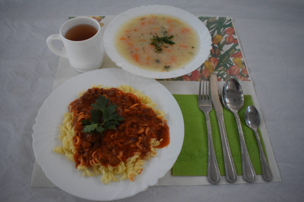 makaron z sosem, zupa
