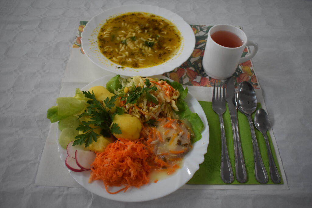 zupa ze świderkami, surówka, ziemniaki