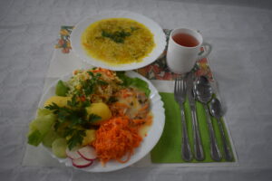 zupa mleczna, surówka, ziemniaki