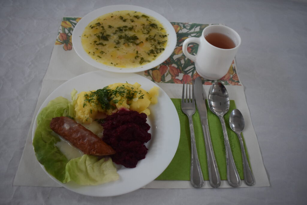 kiełbasa, ziemniaki, ogórek, zupa