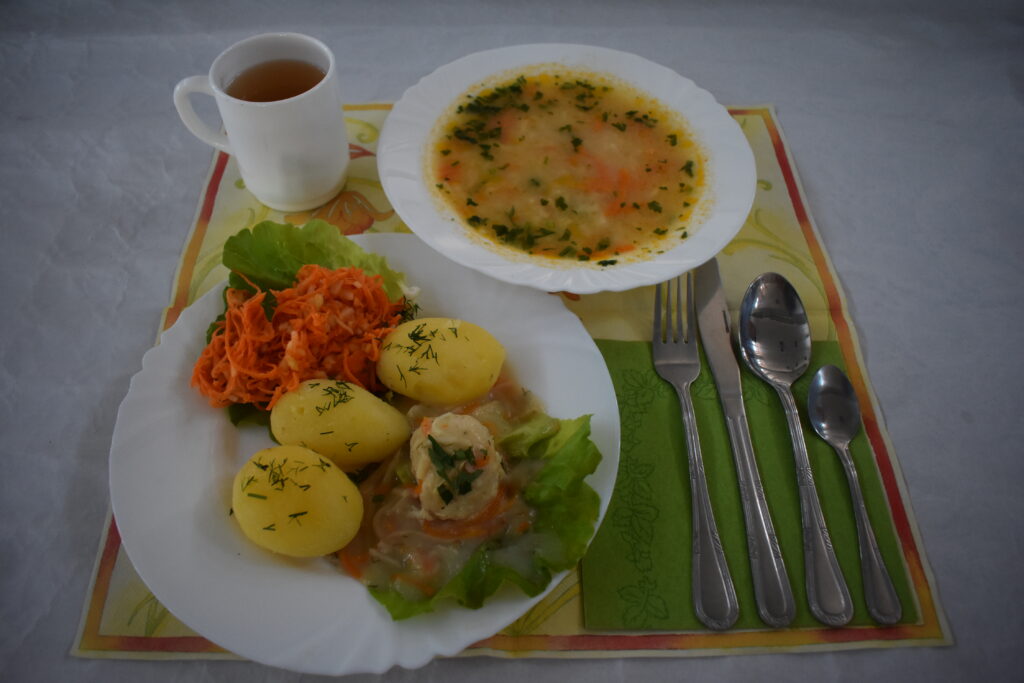 pulpet, ziemniaki, surówka