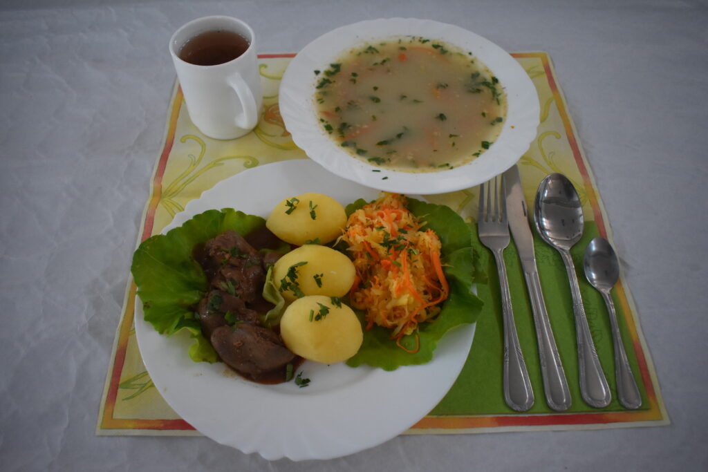 ZIEMNIAKI, MIĘSO, SURÓWKA