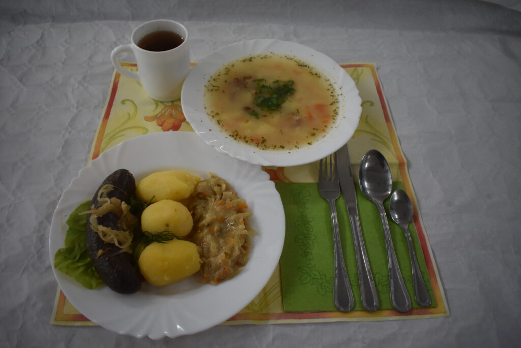 ziemniaki, surówka, zupa 