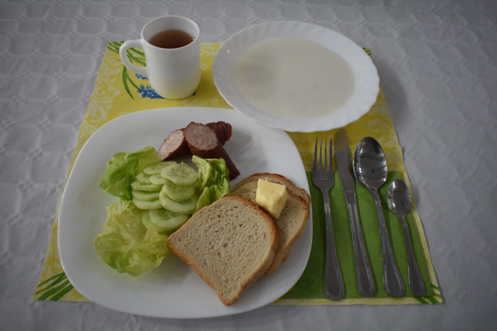 kiełbasa, ogórek, chleb, zupa mleczna