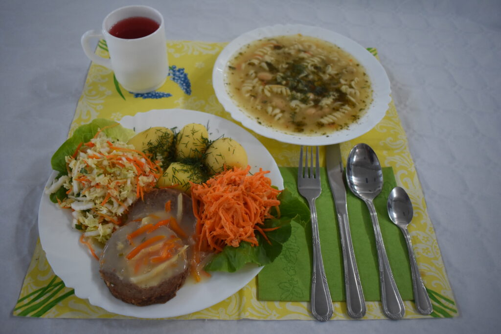 zupa fasolowa, surówka, mięso, ziemniaki