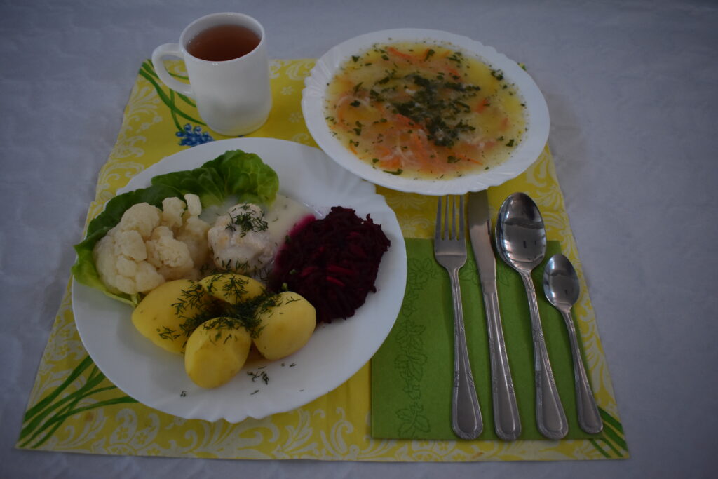 zupa, ziemniaki, buraczki, seler mięso, kompot
