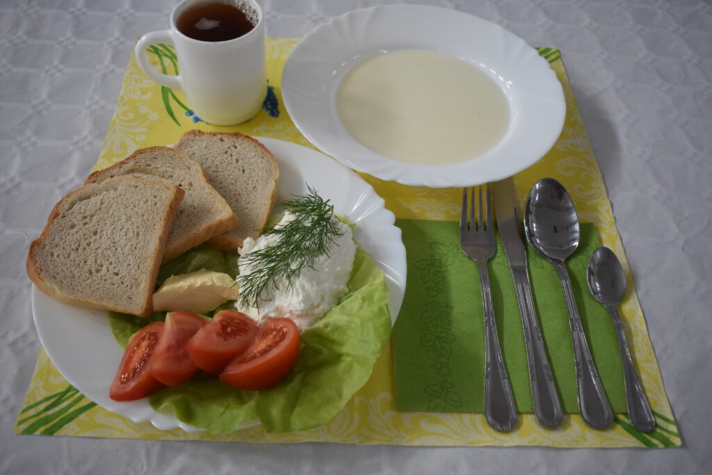 chleb, ser biały, masło, pomidor, herbata, zupa mleczna