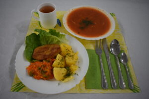 zupa pomidorowa, ziemniaki, kotlet z marchewką, kompot