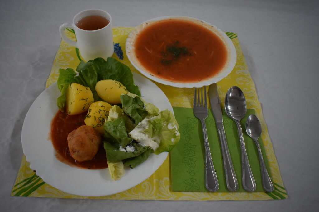 zupa pomidorowa, ziemniaki, kotlet mizeria, kompot