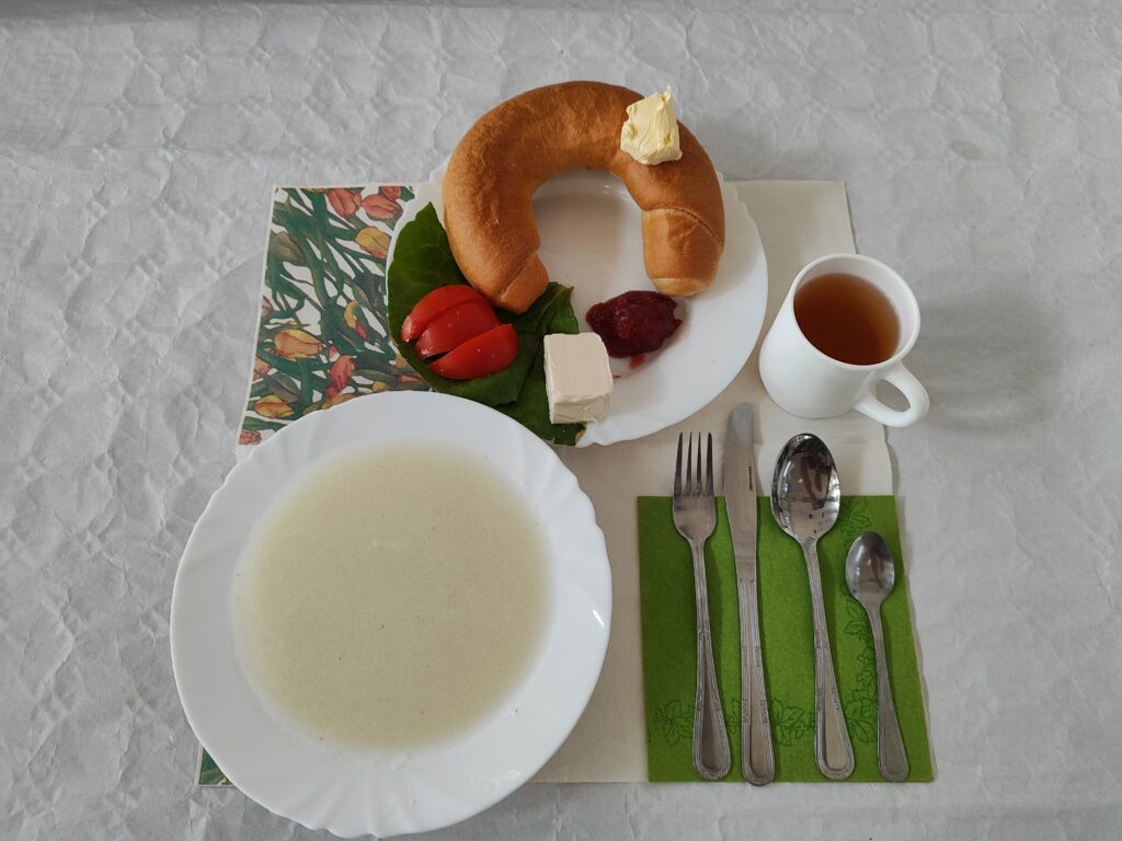 rogal, pomidor, masło, dżem, herbata, zupa mleczna
