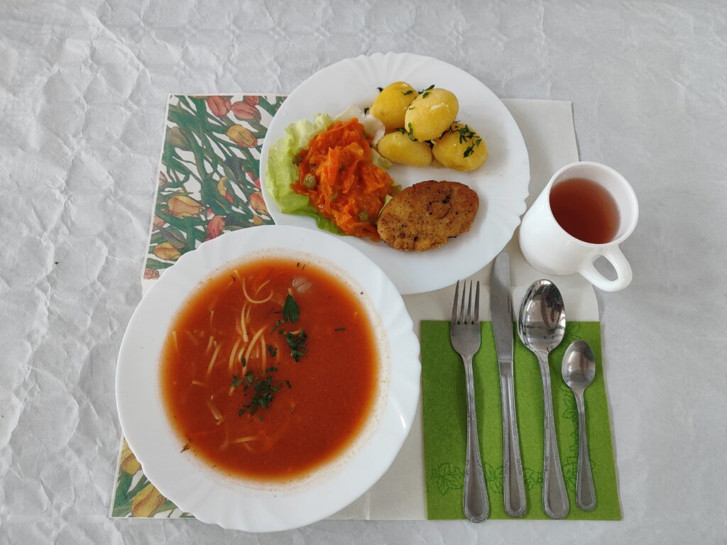 zupa pomidorowa, ziemniaki, sałata zielona, kotlet jajeczny
